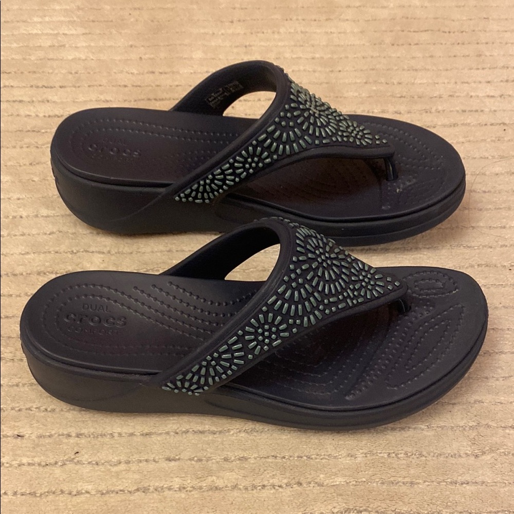 CROCS Black and Green Sandals with Textured Strap - Picture 2 of 9